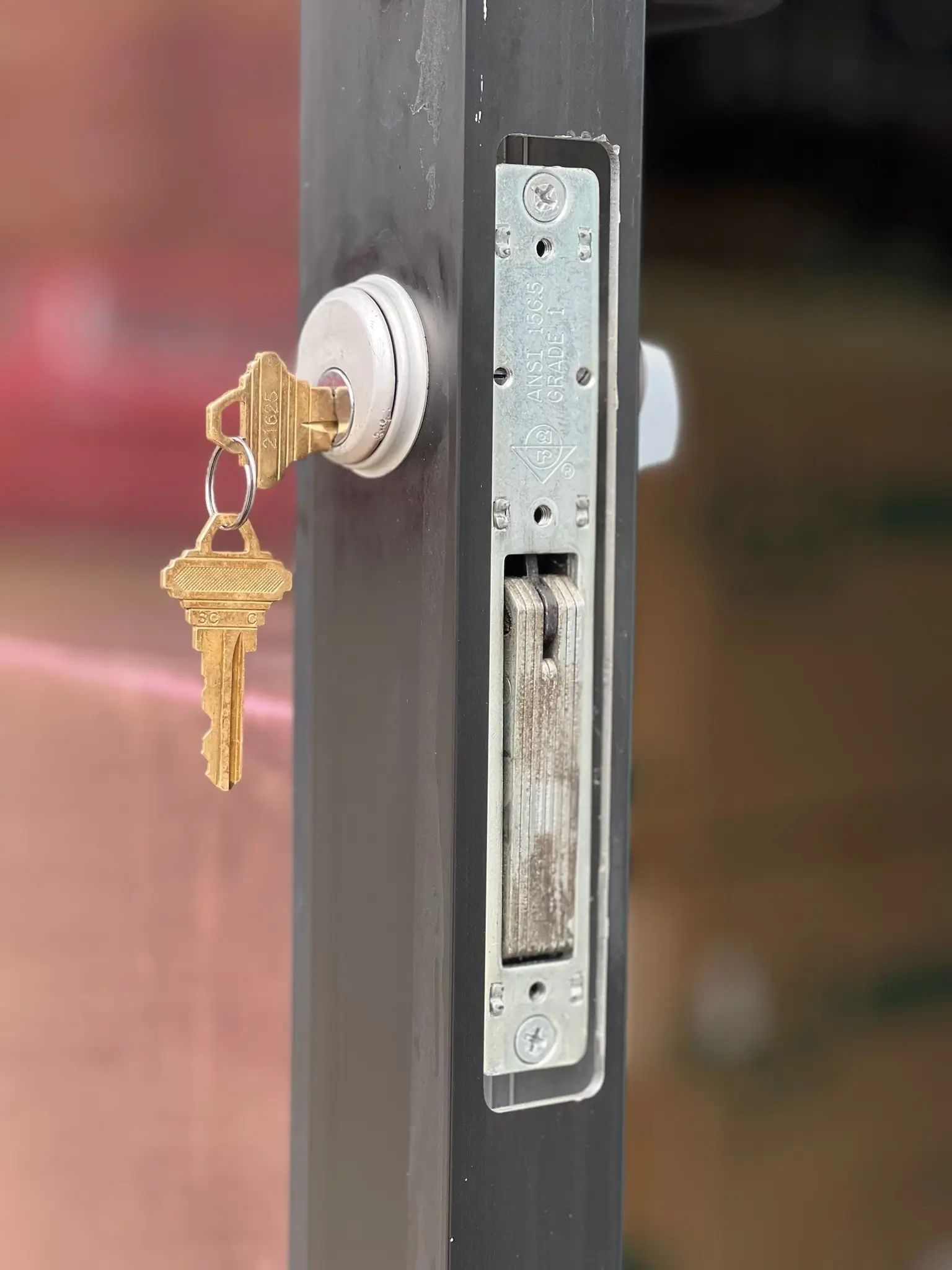 Commercial storefront door lock repair by locksmith in Bowling Green Kentucky