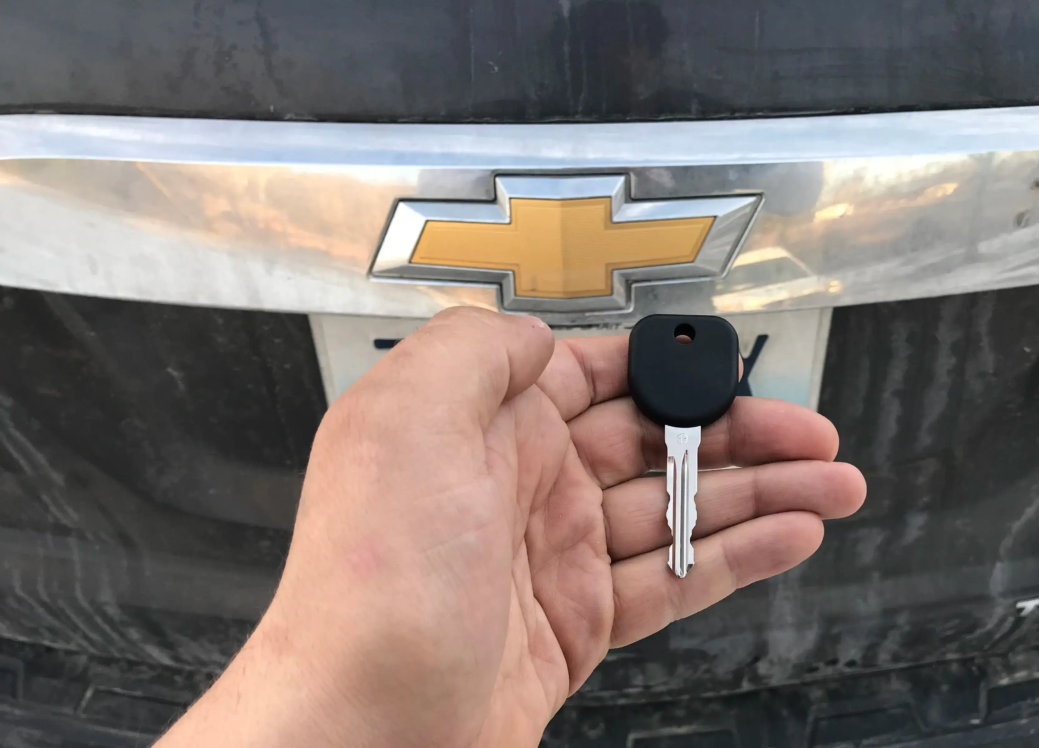 Mobile locksmith decoding and cutting a new key for Chevrolet Silverado after all keys were lost in Park City Kentucky